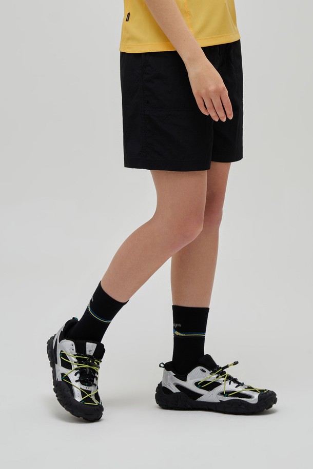 애버딘(ABERDEEN) 4.5부 쇼츠 BLACK는 하이킹 및 일상 생활에 적합한 여름용 쇼츠입니다. 가볍고 방수 기능이 있는 나일론 소재로 제작되어 활동적인 움직임에도 편안함을 제공합니다. 레귤러핏 디자인에 무지 패턴, 4.5부 기장으로 캐주얼하고 스포티한 스타일을 연출합니다. 벨트 버클 조절이 가능하며, 앞뒤 포켓이 있어 실용성을 더했습니다. 헤리티지 파카 디자인에서 영감을 얻은 빈티지 컬러 스킴이 특징입니다. 여행, 휴가, 산책 등 다양한 TPO에 활용하기 좋은 아이템입니다.
