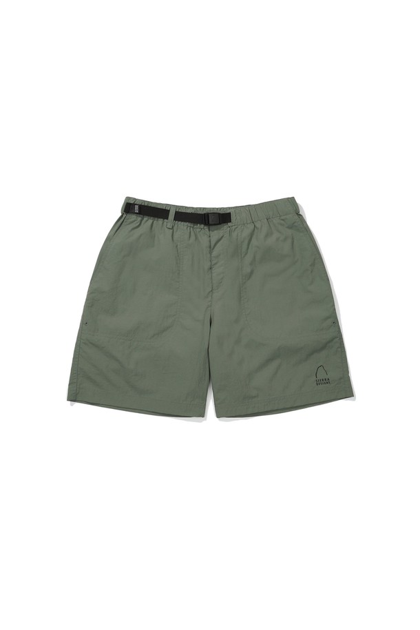 애버딘(ABERDEEN) 4.5부 쇼츠 카키는 가볍고 시원한 착용감을 선사하는 남성용 쇼츠입니다. 하이킹이나 일상생활에서 캐주얼하게 활용하기 좋은 아이템으로, 여름철에 적합합니다. 가볍고 얇은 나일론 소재로 제작되어 생활 방수 기능까지 갖췄습니다. 빈티지한 컬러감의 카키 색상에 무지 디자인으로 어떤 상의와도 쉽게 매치할 수 있습니다. 버클형 벨트와 전후면 포켓, 밴딩 처리된 허리 라인으로 편안한 착용감을 제공하며, 여행, 휴가, 산책 등 다양한 TPO에 어울립니다.
