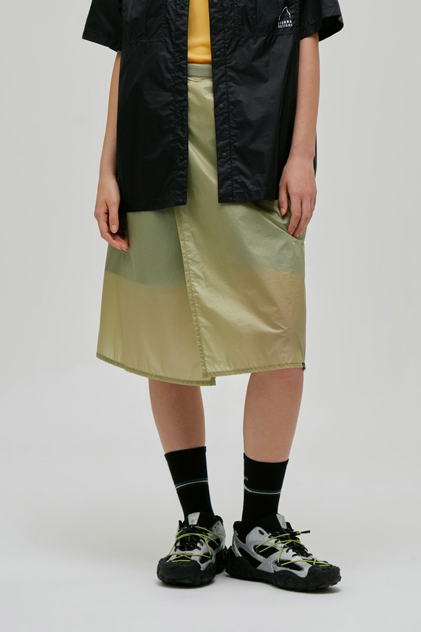 W) 마가타 초경량 랩 스커트 베이지는 여성용 랩 스커트로, 봄, 여름에 착용하기 좋습니다. 미니멀하고 베이직한 스타일로, 데이트룩이나 카페룩에 매치하기 좋습니다. 얇은 두께감과 초경량 소재로 편안한 착용감을 선사하며, 무지 디자인으로 어떤 상의에도 잘 어울립니다. 베이지 색상으로 다양한 스타일을 연출할 수 있는 활용도 높은 아이템입니다.
