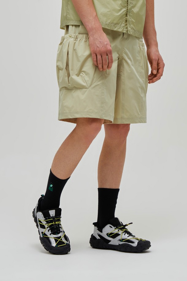 로웰(ROWELL) 5부 카고 쇼츠 BEIGE는 여름철 남성들의 스타일을 책임질 5부 기장의 쇼츠입니다. 베이지 컬러의 무지 디자인으로 어떤 상의에도 잘 어울려 캐주얼하고 미니멀한 스타일을 연출하기 좋습니다. 가볍고 시원한 나일론 소재를 사용하여, 여행이나 휴가, 바캉스룩으로 편안하게 착용할 수 있습니다. 카고 포켓과 사이드 포켓 디테일이 실용성을 더하며 워크웨어 무드를 더해줍니다. 레귤러 핏으로 제작되어 편안한 착용감을 선사합니다.
