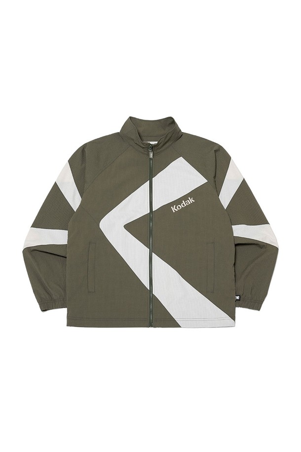 케이 시어서커 믹스 자켓 KHAKI는 캐주얼한 스타일을 선호하는 분들을 위한 여름용 자켓입니다. 카키와 아이보리 두 가지 색상으로 출시되었으며, 시어서커 소재 특유의 얇고 시원한 촉감이 특징입니다. 세미 오버핏으로 편안하게 착용 가능하며, 집업 스타일로 간편하게 여밀 수 있습니다. 일상생활은 물론, 여행 시에도 활용하기 좋은 아이템입니다. 맥스 로고 포인트 디자인과 5주년 기념 스페셜 자켓으로 소장 가치를 더했습니다. 
