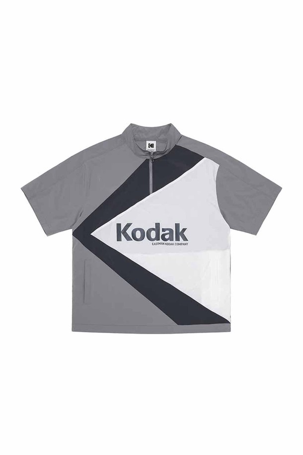 케이 반팔 스탠넥 아노락 GREY는 캐주얼, 스포티, 미니멀 스타일을 즐기는 분들을 위한 상의입니다. 그레이와 아이보리 두 가지 컬러로 출시되었으며, 봄, 여름 시즌에 활용하기 좋습니다. 나일론과 폴리우레탄 혼방 소재로 제작되어 가볍고 신축성이 뛰어나 편안한 착용감을 제공합니다. 세미오버핏에 스탠넥 디자인, 시그니처 테이 시리즈 패턴으로 포인트를 더했으며, 사이드 히든 포켓이 실용성을 높입니다. 동네 마실룩이나 여행룩에 매치하여 개성 있는 스타일을 연출해보세요.
