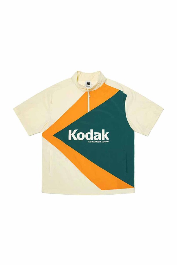 '케이' 반팔 스탠넥 아노락 IVORY는 KODAK(코닥) 브랜드와의 콜라보레이션을 통해 탄생한 남녀 공용 티셔츠입니다. 캐주얼, 스포티, 미니멀 스타일을 즐기는 분들께 추천하며, 일상과 가벼운 여행 시 편안하게 착용하기 좋습니다. 아이보리, 그린, 오렌지 세 가지 색상으로 출시되었으며, 지퍼 하프 오픈 디자인과 컬러 블록 디테일이 특징입니다. 레귤러핏에 반소매 기장, 스탠넥 디자인으로 활동성을 높였습니다. 봄, 여름 시즌에 적합한 크롭 기장의 상의입니다.
