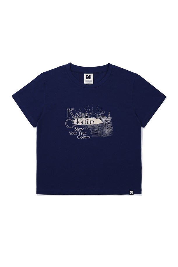 브리즈 라이트 컬러필름 크롭 티셔츠 우먼 (NAVY)는 여성스러운 스타일을 연출하기 좋은 여름 티셔츠입니다. 네이비 컬러와 아이보리 컬러 두 가지 옵션으로 제공되며, 캐주얼한 무드를 자아냅니다. 크롭 기장과 반소매 디자인으로 시원하고 활동적인 느낌을 주며, 면, 모달, 폴리우레탄 혼방 소재로 제작되어 부드러운 촉감과 뛰어난 신축성을 자랑합니다. 컬러필름 그래픽 디자인과 뒷면 하단 그래픽 포인트로 포인트를 더했으며, 비침 걱정 없이 편안하게 착용할 수 있습니다. 동네 마실룩, 여행룩 등 다양한 TPO에 맞춰 캐주얼, 미니멀, 스트리트 스타일을 연출해보세요.
