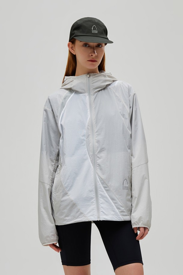 W) 로사(ROSA) 메쉬 하이브리드 재킷 BEIGE는 일상과 아웃도어 활동 모두에 적합한 공용 자켓입니다. 베이지 컬러의 무지 디자인으로, 봄, 여름 계절에 시원하게 착용할 수 있으며, 레귤러 핏과 긴 소매 기장으로 편안함을 더했습니다. 나일론과 폴리에스테르 혼방 소재로 제작되어 얇고 가벼우며, 부드러운 촉감을 자랑합니다. 방풍, 통기, 경량 기능과 함께 메쉬 패널, 전면 지퍼 포켓, 소매 후드 립밴드, 밑단 드로우코드 등의 디테일이 특징입니다. 여행, 산책, 캠핑 등 다양한 상황에서 캐주얼, 스포티, 미니멀 스타일을 연출할 수 있습니다.
