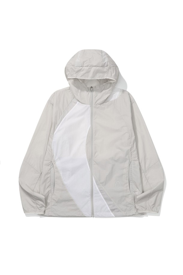 로사(ROSA) 메쉬 하이브리드 재킷 BEIGE는 봄, 여름 시즌에 활용하기 좋은 공용 메쉬 자켓입니다. 베이지 컬러의 무지 디자인으로, 스포티함과 캐주얼함을 동시에 연출할 수 있습니다. 얇고 부드러운 나일론과 메쉬 소재를 사용하여 통기성이 뛰어나며, 레귤러핏에 집업 스타일로 편안하게 착용 가능합니다. 윈드브레이커 스타일의 긴 소매 자켓으로, 산책, 여행, 피트니스 등 다양한 TPO에 어울립니다. 미니멀한 스타일을 선호하는 분들께도 추천합니다.
