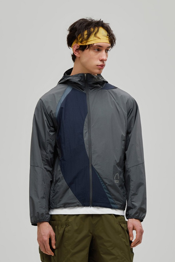 로사(ROSA) 메쉬 하이브리드 재킷 NAVY는 남성용 메쉬 하이브리드 재킷으로, 봄, 여름 시즌에 활용하기 좋습니다. 네이비 컬러의 무지 디자인이며, 레귤러 핏으로 제작되어 편안한 착용감을 선사합니다. 통기성과 방풍 기능이 있으며, 얇은 두께감으로 가볍게 걸치기 좋습니다. 일상, 아웃도어 활동은 물론 여행룩, 산책룩, 등산룩 등 다양한 TPO에 스포티, 미니멀, 캐주얼 스타일로 연출할 수 있습니다. 전면 지퍼 포켓과 소매/후드 접밴드, 밑단 드로우코드, 후면 돌출 구조, 부분 메쉬 패널 등의 디테일이 돋보이는 제품입니다.
