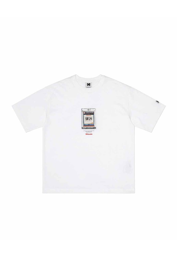 필름 슬라이드 에어로쿨 반팔 티셔츠는 시원한 화이트, 옐로우, 블랙 3가지 색상으로 출시되었습니다. 에어로쿨 소재를 사용하여 흡습 및 속건 기능이 뛰어나 여름철 액티브 활동이나 일상에서 쾌적하게 착용 가능합니다. 세미 오버핏으로 편안한 착용감을 제공하며, 라운드넥 디자인과 실사 그래픽 패턴이 스포티한 무드를 연출합니다. 가볍고 부드러운 촉감의 얇은 두께로 제작되어 여행룩, 휴가룩, 캐주얼, 미니멀 스타일 등 다양한 스타일에 활용하기 좋습니다. 반소매 기장의 레귤러 기장으로 편안하게 스타일링할 수 있습니다.
