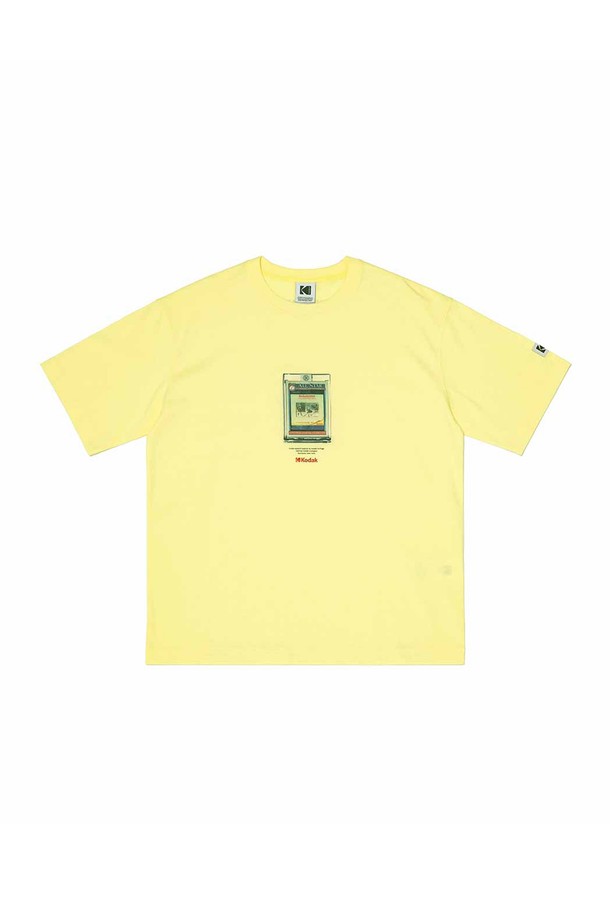 옐로우 색상의 필름 슬라이드 에어로쿨 반팔 티셔츠입니다. 땀 흡수와 속건 기능이 뛰어난 에어로쿨 소재를 사용하여 쾌적한 착용감을 제공하며, 클로버 모양의 특수 단면 원사로 땀이 빠르게 증발하여 여름철에도 시원하게 입을 수 있습니다. 세미 오버핏으로 편안한 착용감을 선사하며, 라운드넥 디자인으로 어떤 스타일에도 잘 어울립니다. 액티브, 일상, 그리고 여름 바캉스 룩에 적합하며, 스포티하고 캐주얼한 스타일을 연출하기 좋습니다. 형태 안정성이 우수하여 변형 없이 오랫동안 착용할 수 있습니다.
