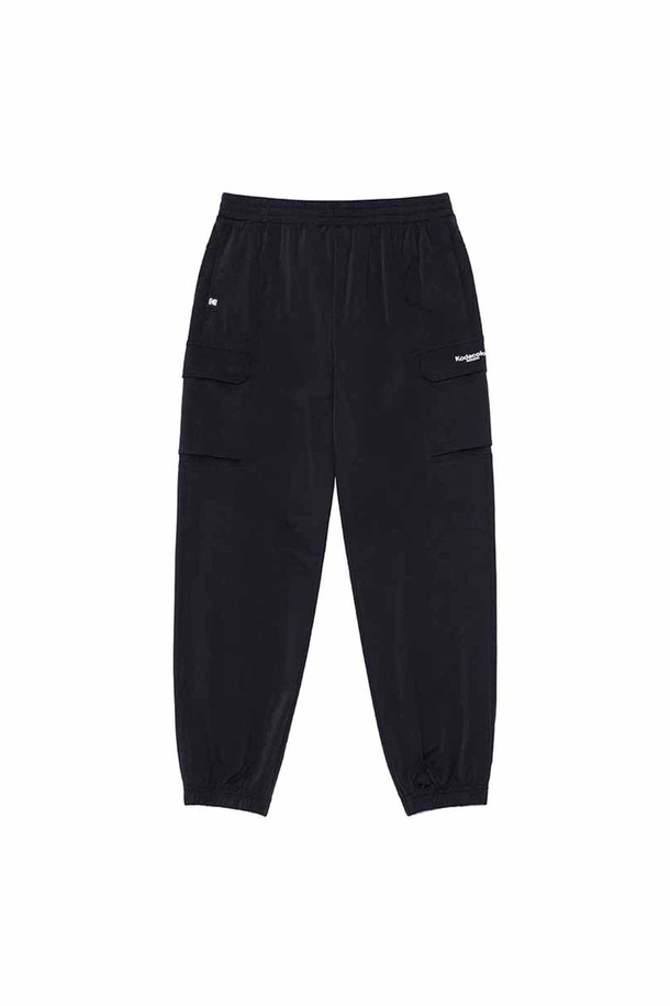 스테디움 소로나 조거 팬츠 BLACK는 가볍고 시원한 착용감을 제공하는 블랙 컬러의 조거 팬츠입니다. 봄, 여름 시즌에 적합하며, 일상생활과 스포츠 활동 모두 활용 가능합니다. 폴리에스테르 소재로 제작되어, 신축성이 좋고 몸에 달라붙지 않아 편안한 착용감을 선사합니다. 얇은 두께감과 가볍고 가슬가슬한 촉감으로 쾌적함을 유지하며, 무지 디자인과 레귤러핏으로 스포티하고 캐주얼한 스타일을 연출합니다. 액티브한 야외 활동에도 적합하며, 비침 걱정 없이 편안하게 착용할 수 있습니다.
