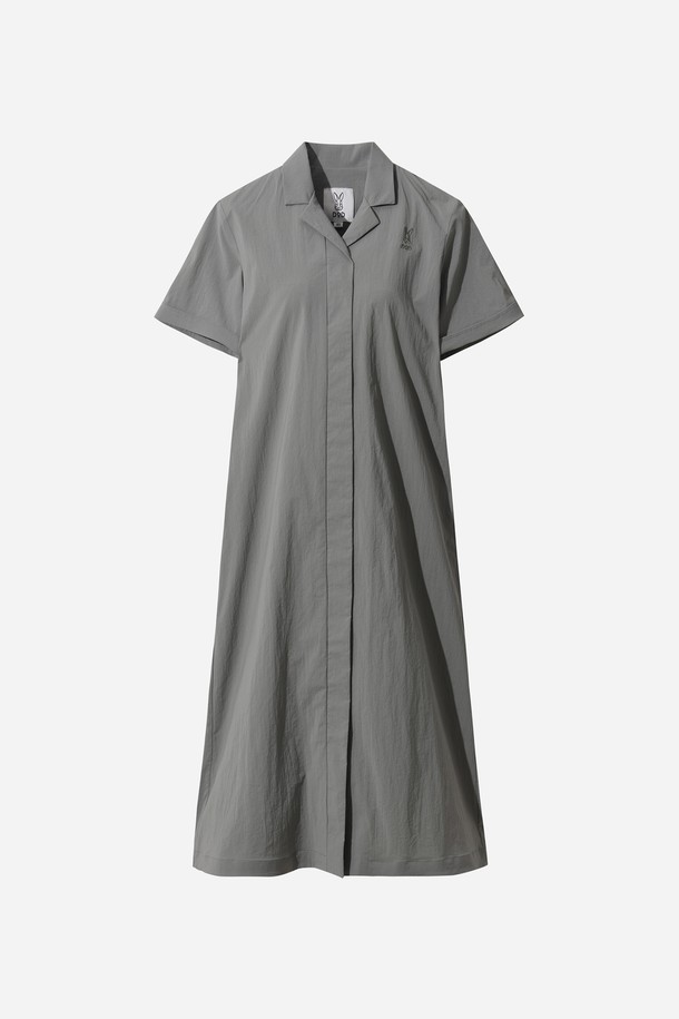 마이로 브이넥 원피스 여자(D.MINT)는 여성스러운 분위기를 연출하는 원피스입니다. 나일론, 폴리우레탄, 폴리에스터 혼방 소재로 제작되어 면 터치 촉감과 신축성 있는 핏을 제공하여 편안한 착용감을 선사합니다. 다크민트 컬러의 무지 디자인으로, 데이트룩이나 쇼핑룩 등 다양한 TPO에 미니멀, 클래식, 캐주얼 스타일로 활용하기 좋습니다. 브이넥 디자인으로 시원하고 세련된 느낌을 주며, 형태 복원 기능으로 오랫동안 변함없이 착용할 수 있습니다. 활동성이 좋아 아웃도어 활동이나 일상생활에서도 쾌적하게 입을 수 있습니다.
