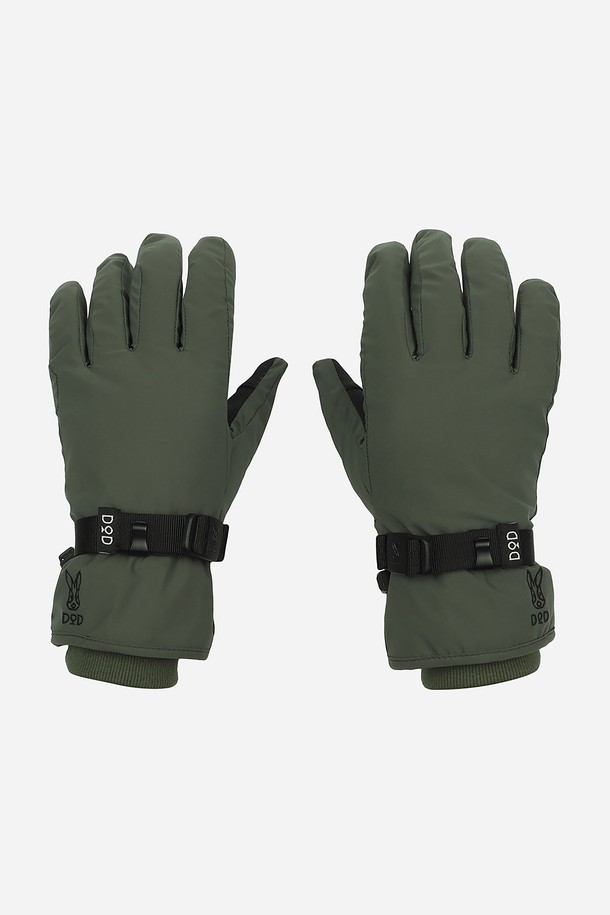 캠프 아웃도어 글러브(KHAKI)는 아웃도어 활동과 캠핑에 적합한 장갑입니다. 쌀쌀한 가을, 겨울 날씨에도 따뜻하게 손을 보호해 주는 두꺼운 두께의 폴리에스테르 소재로 제작되었으며, 손바닥 미끄럼 방지 처리로 그립감을 높였습니다. 버클 여밈 방식과 손목 조절 기능으로 편안한 착용감을 제공하며, 카키 색상의 무지 디자인은 캐주얼, 고프코어, 워크웨어 스타일의 캠핑룩, 등산룩, 겨울 데일리룩에 잘 어울립니다. 가볍고 편안한 착용감으로 겨울철 야외 활동 시 유용하게 사용하실 수 있습니다.
