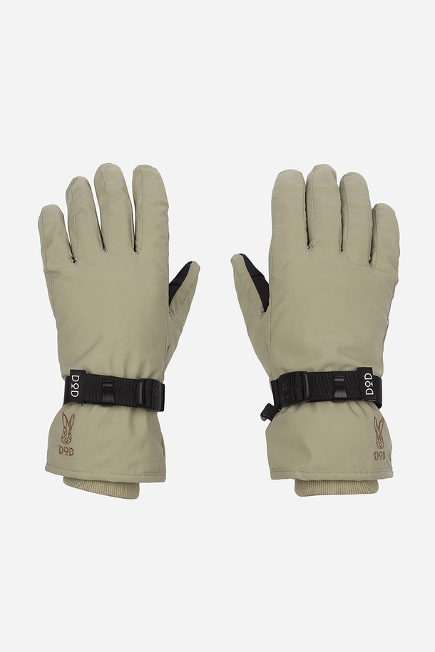 캠프 아웃도어 글러브(TAN)는 캠핑룩, 겨울 데일리룩, 등산룩에 잘 어울리는 캐주얼, 고프코어, 미니멀 스타일의 장갑입니다. 부드러운 터치감의 폴리에스터 소재로 제작되어 겨울철에도 따뜻하게 착용할 수 있으며, 손바닥 부분은 미끄럼 방지 소재로 제작되어 활동성을 높였습니다. 손목 버클 디테일로 사이즈 조절이 용이하여 편안한 착용감을 제공합니다. 무지 디자인에 TAN 컬러로 어떤 스타일에도 쉽게 매치할 수 있는 실용적인 겨울 장갑입니다. 
