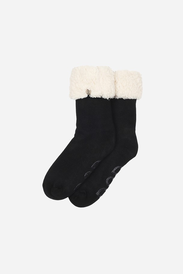 보아 플리스 논슬립 양말(BLACK)은 부드러운 촉감과 따뜻한 보온성을 자랑하는 겨울철 필수 아이템입니다. 아크릴, 폴리에스테르, 폴리우레탄 혼방의 플리스 소재로 제작되어 넉넉한 두께감과 포근함을 선사합니다. 발목 양말 디자인과 무지 패턴으로 캐주얼, 미니멀, 클래식 등 어떤 스타일에도 잘 어울립니다. 실내 및 아웃도어 활동 시에도 미끄럼 방지 기능으로 안전하게 착용 가능하며, 겨울 데일리룩, 집콕룩, 산책룩에 활용하기 좋습니다. 블랙 컬러로 어떤 옷에도 매치하기 용이합니다.
