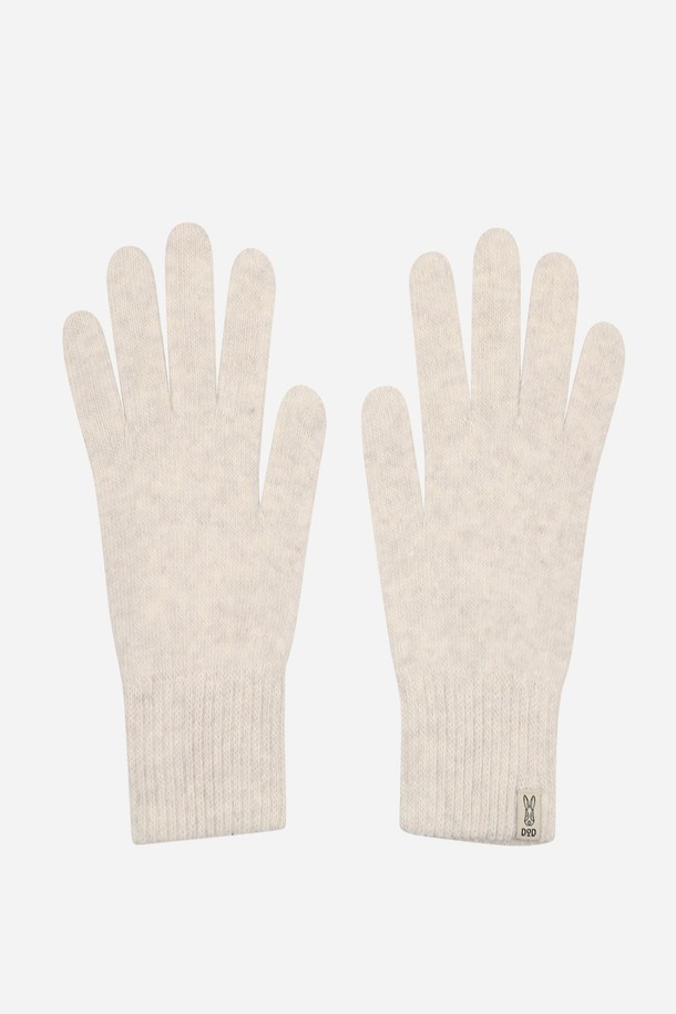 베이직한 디자인의 울(wool) 소재 논슬립 장갑입니다. 부드러운 촉감의 울 소재와 베이지 컬러로, 가을, 겨울철 일상에서 따뜻하고 포근하게 착용하기 좋습니다. 손바닥 부분에는 미끄럼 방지 기능이 있어 실용성을 더했습니다. 미니멀, 클래식, 캐주얼 스타일 모두 소화 가능한 활용도 높은 아이템입니다.
