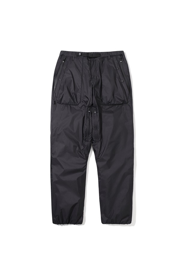 "W) 폴라텍 알파 허밋(HERMIT) 인슐레이션 팬츠 (레귤러핏)"는 아웃도어 활동과 일상생활 모두에 적합한 남녀 공용 인슐레이션 팬츠입니다. 가을, 겨울 추위 속에서도 뛰어난 보온성을 제공하며, 방풍 기능으로 외부 환경으로부터 몸을 보호합니다. 부드러운 촉감의 폴리에스터 소재와 레귤러핏 디자인으로 편안한 착용감을 선사하며, 스포티한 스타일을 연출합니다. 허릿단 밴딩 처리로 활동성을 높였으며, 무지 블랙 컬러로 어떤 의상에도 쉽게 매치할 수 있습니다. 등산룩, 캠핑룩은 물론 캐주얼, 미니멀 스타일까지 소화 가능한 활용도 높은 아이템입니다.
