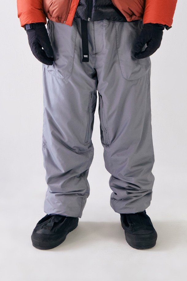 폴라텍 알파 허밋(HERMIT) 인슐레이션 팬츠 (레귤러핏) GREY는 스노우스포츠와 아웃도어 활동에 적합한 겨울용 인슐레이션 팬츠입니다. 그레이 컬러의 무지 디자인으로, 스포티한 스타일을 연출하며 캠핑룩, 등산룩, 여행룩 등 다양한 TPO에 활용 가능합니다. 폴라텍 소재를 사용하여 부드러운 촉감과 뛰어난 보온, 방수, 방풍 기능을 제공하며, 인슐레이션 충전재와 레귤러핏 디자인으로 편안한 착용감을 선사합니다. 허리 밴딩 처리로 활동성을 높였으며, 두꺼운 두께감으로 추운 날씨에도 따뜻하게 몸을 보호해 줍니다.
