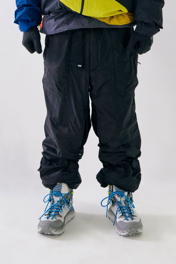 폴라텍 알파 허밋(HERMIT) 인슐레이션 팬츠 (레귤러핏) BLACK는 겨울, 가을철 하이킹 및 아웃도어 활동에 적합한 남녀 공용 인슐레이션 팬츠입니다. 부드러운 촉감과 두꺼운 두께, 방풍 및 보온 기능이 특징이며, 허밋 시리즈 특유의 디자인을 느낄 수 있습니다. 레귤러핏으로 제작되어 편안한 착용감을 제공하며, 무지 패턴의 BLACK 컬러로 스포티한 스타일을 연출합니다. 폴라텍 소재를 사용하여 보온성을 극대화했으며, 밴딩 처리로 활동성을 높였습니다. 등산룩, 캠핑룩, 고프코어 및 미니멀 스타일을 즐겨 입는 고객에게 추천합니다.
