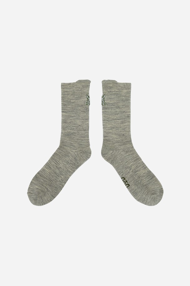 부드러운 촉감의 래빗 울 양말(GREY)입니다. 겨울철 보온성을 높여주는 두꺼운 두께의 앵클 길이 양말로, 캐주얼 및 미니멀 스타일 연출에 적합합니다. 토끼 귀 디자인과 자수 로고가 포인트로 들어가 귀여운 느낌을 더합니다. 집콕룩이나 산책룩에 매치하여 포근하고 편안한 스타일을 완성해보세요. 울, 나일론, 폴리우레탄, 폴리에스터 혼방 소재로 제작되었습니다.
