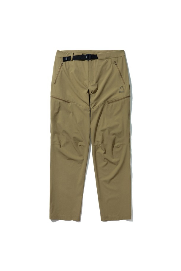 티오가(TIOGA) 소프트쉘 팬츠 (슬림핏) DARK BEIGE는 남성용 소프트쉘 팬츠로, 하이킹, 일상, 워킹 등 다양한 활동에 적합합니다. 봄, 가을 계절에 어울리는 얇은 두께의 슬림핏 긴바지로, 다크 베이지 컬러의 무지 디자인이 특징입니다. 나일론과 폴리우레탄 혼방 소재로 제작되어 경량, 발수, 스트레치 기능을 제공하며, 무릎 부분 다트 디테일과 가랑이 거셋으로 활동성을 높였습니다. 후크형 허리 벨트, 메쉬 포켓, YKK 지퍼 등의 디테일이 돋보이며, 캐주얼, 스포티, 미니멀 스타일을 연출하기 좋습니다. 등산룩, 여행룩, 가을 나들이룩에 활용하기 좋은 아이템입니다.
