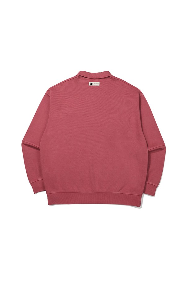 씨네코닥 세미오버핏 피그먼트 카라 맨투맨은 가을, 겨울 시즌에 적합한 레드 컬러의 긴소매 맨투맨입니다. 면과 폴리에스터 혼방 소재로 제작되었으며, 두꺼운 두께감과 신축성 있는 촉감이 특징입니다. 피그먼트 염색과 브랜딩 라벨 디테일이 돋보이며, 단품 또는 이너 레이어드로 활용하기 좋은 세미오버핏 카라 디자인의 캐주얼 및 베이직 스타일 아이템입니다.
