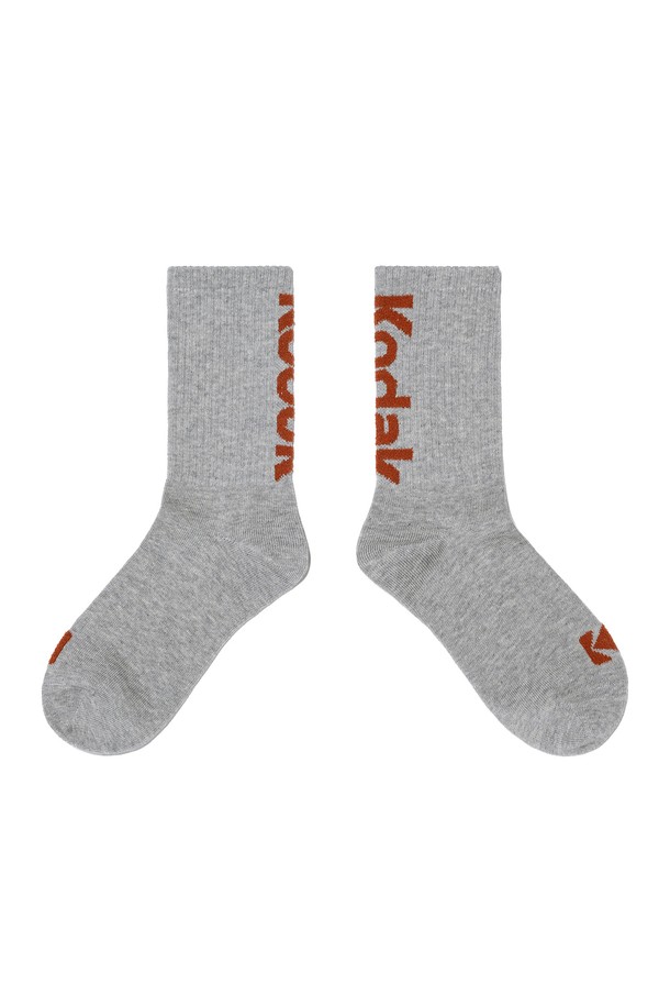 그레이 컬러의 레터링 포인트 크루 삭스입니다. 면, 폴리에스터, 폴리우레탄 혼방 소재로 제작되어 부드러운 촉감을 선사합니다. 캐주얼 및 미니멀 스타일 연출에 적합하며, 일상생활에서 편안하게 착용할 수 있습니다. 중간 길이의 크루 삭스로, 코닥 컬러 위빙 디자인과 컬러 포인트 레터링이 돋보입니다. 데일리룩에 포인트를 더해 개성 있는 스타일을 완성해보세요.
