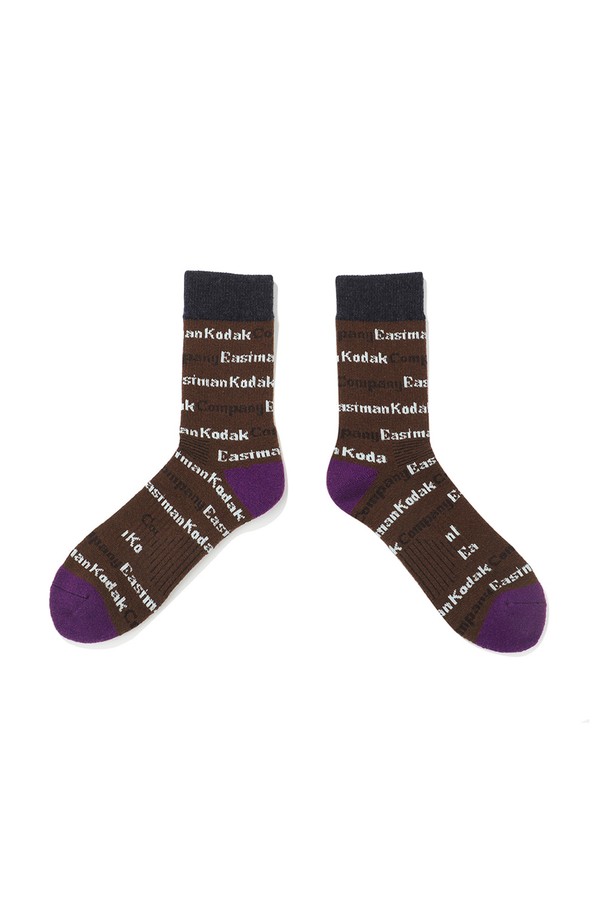 **로고 패턴 울 삭스 BROWN**

부드러운 촉감의 로고 패턴 울 삭스입니다. 브라운과 아이보리 두 가지 색상으로 제공되며, 겨울철 보온성을 책임집니다. 울, 레이온, 폴리에스터, 나일론, 폴리우레탄 혼방 소재에 코닥 로고 패턴이 돋보입니다. 스트레치성이 있어 편안하게 착용 가능하며, 클래식, 미니멀, 캐주얼 스타일의 겨울 데일리룩, 산책룩, 집콕룩에 잘 어울립니다. 두꺼운 두께감으로 따뜻함을 더해줍니다.
