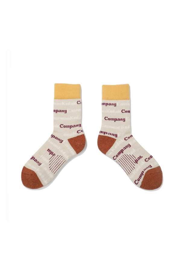 아이보리 색상의 로고 패턴 울 삭스입니다. 코닥 로고 패턴 디자인으로 캐주얼, 클래식, 미니멀 스타일을 연출하기 좋습니다. 부드러운 촉감의 울 혼방 원사로 제작되어 보온성이 뛰어나 겨울철 데일리룩, 산책룩, 집콕룩에 활용하기 좋습니다. 두꺼운 두께감과 신축성으로 편안한 착용감을 제공합니다.
