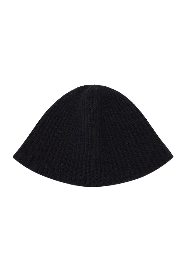 솔리드 니트 버킷햇 블랙은 가을, 겨울철 데일리룩에 활용하기 좋은 모자입니다. 울, 나일론, 폴리에스터 혼방 소재로 제작되어 높은 보온성을 제공하며, 21.5cm 깊이로 안정적인 착용감을 선사합니다. 심플한 디자인에 스몰 로고 디테일이 더해져 미니멀, 클래식, 캐주얼 스타일 모두 소화 가능합니다. 산책룩, 카페룩 등 다양한 TPO에 매치하여 포근하고 세련된 겨울 스타일을 연출해보세요. 두꺼운 니트 촉감으로 부드러움을 더했습니다.
