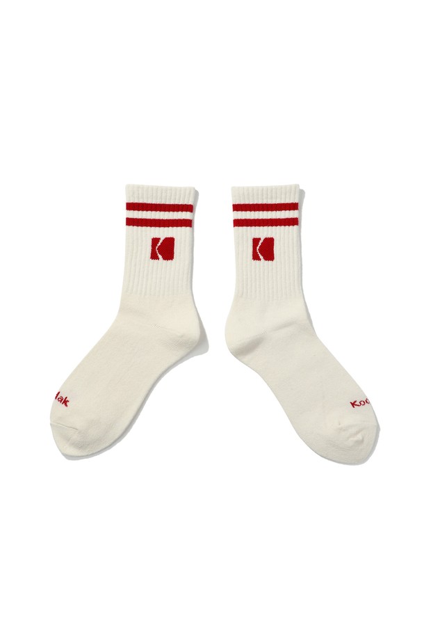 코닥 로고 울 삭스 RED는 포근한 겨울을 위한 필수 아이템입니다. 울 혼방 소재로 제작되어 부드러운 촉감과 뛰어난 보온성을 제공하며, 신축성 있는 착용감으로 편안함을 더했습니다. 발목 부분의 코닥 로고 디자인이 돋보이며, 레드와 화이트 컬러 조합으로 어떤 스타일에도 포인트를 줄 수 있습니다. 캐주얼, 미니멀, 클래식 등 다양한 스타일을 즐기는 분들께 겨울 데일리룩, 산책룩, 집콕룩에 활용하기 좋은 아이템입니다.
