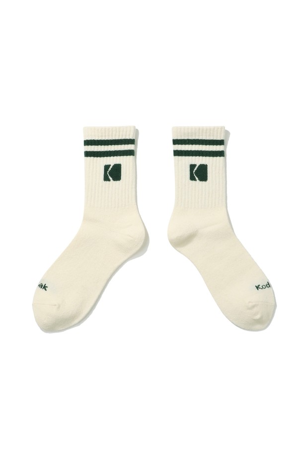 코닥 로고 울 삭스 GREEN은 겨울철 따뜻함과 스타일을 동시에 잡을 수 있는 양말입니다. 부드러운 촉감의 울 혼방 원사를 사용하여 보온성과 신축성을 높였으며, 두꺼운 두께감으로 추운 날씨에도 발을 포근하게 감싸줍니다. 발목 부분에는 코닥 로고 디자인이 포인트로 들어가 클래식, 미니멀, 캐주얼 등 다양한 스타일에 매치하기 좋습니다. 그린, 레드의 두 가지 색상으로 출시되어 겨울 데일리룩, 산책룩, 집콕룩 등 TPO에 맞춰 폭넓게 활용할 수 있습니다.
