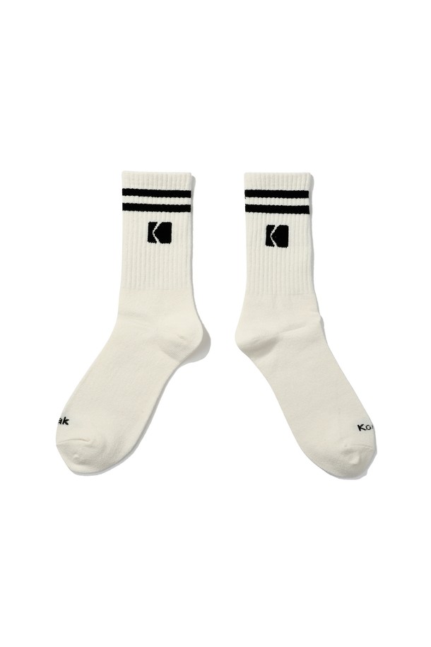 코닥 로고 울 삭스 BLACK는 따뜻함과 스타일을 동시에 잡은 겨울철 필수 아이템입니다. 발목 부분의 코닥 로고 디자인이 돋보이며, 울 혼방 원사를 사용하여 부드러운 촉감과 뛰어난 보온성을 제공합니다. 두꺼운 두께감으로 한겨울에도 발을 따뜻하게 유지해주며, 신축성 있는 착용감으로 편안함을 더했습니다. 겨울 데일리룩, 산책룩, 집콕룩 등 어떤 스타일에도 잘 어울리는 클래식하고 미니멀한 디자인의 양말입니다. 블랙, 그린, 레드 3가지 색상으로 만나보세요.
