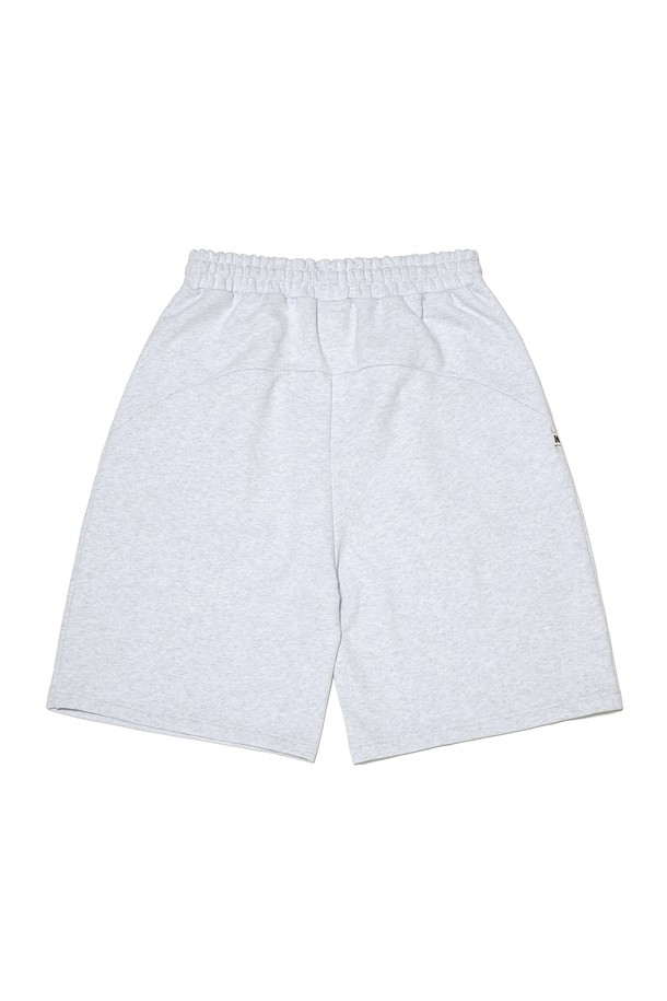 코다크롬 버뮤다 팬츠 WHITE MELANGE는 캐주얼하고 베이직한 스타일의 반바지입니다. 여름 시즌에 어울리는 이 팬츠는 면과 폴리에스터 혼방 소재로 제작되어 편안한 착용감을 제공합니다. 화이트 멜란지, 네이비 컬러로 출시되었으며, 로고 포인트 디자인과 세미 오버핏의 핏이 특징입니다. 허리 스트링으로 사이즈 조절이 가능하며, 동네 마실룩, 여행룩, 휴가룩 등 다양한 TPO에 활용하기 좋습니다. 
