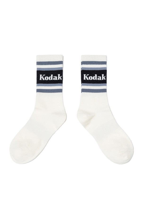 멀티 코다컬러 크루 양말 BLACK는 면, 폴리에스터, 폴리우레탄 혼방 소재로 제작되어 신축성이 뛰어나 편안한 착용감을 제공합니다. 블랙과 다크 그린 컬러 조합에 로고와 스트라이프 패턴으로 포인트를 주어 캐주얼, 미니멀, 클래식 스타일을 연출하기 좋습니다. 발등 밴딩 처리와 30수 코마사 면 사용으로 내구성과 부드러운 촉감을 더했습니다. 일상생활뿐만 아니라 동네 마실룩, 산책룩에도 잘 어울리는 디자인입니다. 웨빙과 컬러 배색 디테일이 돋보이는 중간 두께의 크루삭스입니다.
