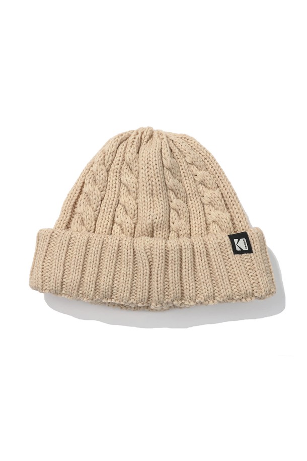 꽈배기 숏 비니 아이보리는 부드러운 촉감과 두꺼운 두께감으로 따뜻함을 선사하는 겨울철 필수 아이템입니다. 아크릴과 울 소재 혼방으로 제작되어 보온성을 높였으며, 꽈배기 니트 디자인이 돋보입니다. 숏 기장으로 제작되어 다양한 스타일 연출이 용이하며, 캐주얼, 미니멀, 클래식 룩에 모두 잘 어울립니다. 아이보리, 블루, 네이비 세 가지 색상으로 출시되어 데일리룩, 산책룩, 데이트룩 등 폭넓은 TPO에 활용할 수 있습니다.
