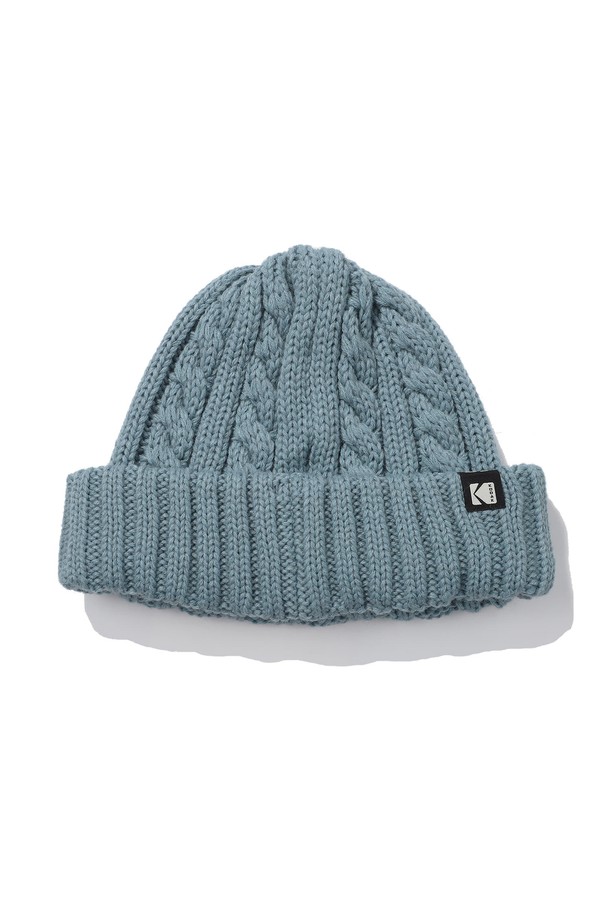 꽈배기 숏 비니 BLUE는 겨울 데일리룩에 어울리는 캐주얼, 미니멀, 클래식 스타일의 비니입니다. 부드러운 촉감의 아크릴 72%, 울 28% 혼방 소재로 제작되어 따뜻함을 선사합니다. 꽈배기 와플 패턴과 두꺼운 두께감으로 포근함을 더하며, 심플한 스몰 로고 포인트가 특징입니다. 숏 기장으로 디자인되어 다양한 스타일 연출에 용이합니다.
