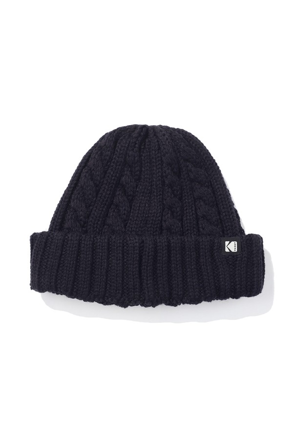 꽈배기 숏 비니 네이비는 겨울철 데일리룩에 찰떡인 모자입니다. 아크릴과 울 혼방 소재로 제작되어 부드러운 촉감을 자랑하며, 두꺼운 두께감으로 따뜻하게 착용할 수 있습니다. 심플한 디자인에 꽈배기 패턴과 로고 디테일이 더해져 미니멀, 클래식, 캐주얼 스타일 모두 소화 가능합니다. 네이비 컬러는 어떤 옷에도 잘 어울려 활용도가 높으며, 모자 깊이 17cm, 가로 25cm로 제작되었습니다. 겨울철 보온성과 스타일을 동시에 잡고 싶다면 꽈배기 숏 비니 네이비를 선택하세요.
