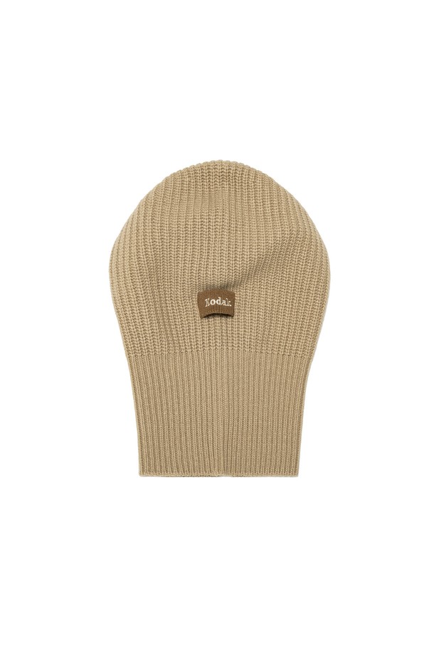 바라클라바 BEIGE는 부드러운 촉감과 두꺼운 두께감으로 겨울철 보온성을 책임지는 모자입니다. 울, 나일론, 캐시미어의 혼방 소재로 제작되어 포근함을 선사하며, 깊은 모자 깊이로 얼굴 전체를 감싸줍니다. 로고 자수 디자인이 특징이며, 일상 및 겨울 데일리룩에 클래식, 미니멀, 캐주얼 스타일로 연출하기 좋습니다. 울 블렌드 원사를 사용하여 제작되었으며, 편안한 실루엣으로 활동성을 높였습니다.
