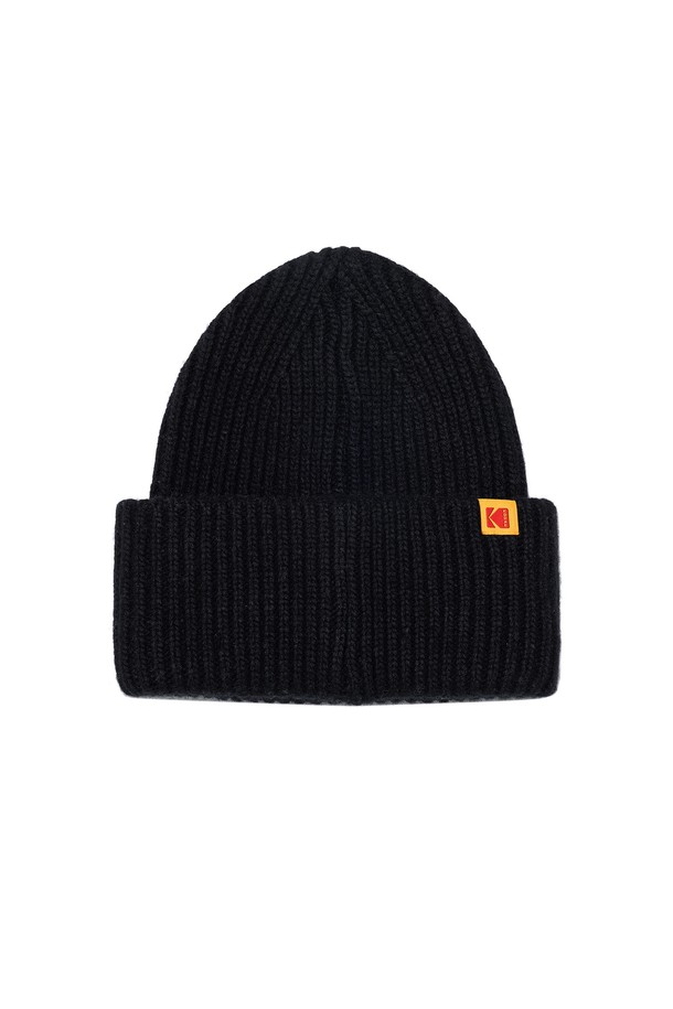레인보우 울혼방 비니 BLACK은 가을, 겨울철 보온성을 높여주는 모자입니다. 부드러운 촉감의 울 및 울혼방 소재로 제작되었으며, 일반적인 모자 깊이로 편안하게 착용할 수 있습니다. 블랙 컬러에 로고 자수 포인트가 있는 골지 니트 비니로, 미니멀, 클래식, 캐주얼 스타일 모두 소화 가능합니다. 일상, 산책, 여행 등 다양한 TPO에 활용하여 겨울철 데일리룩을 완성해보세요.

