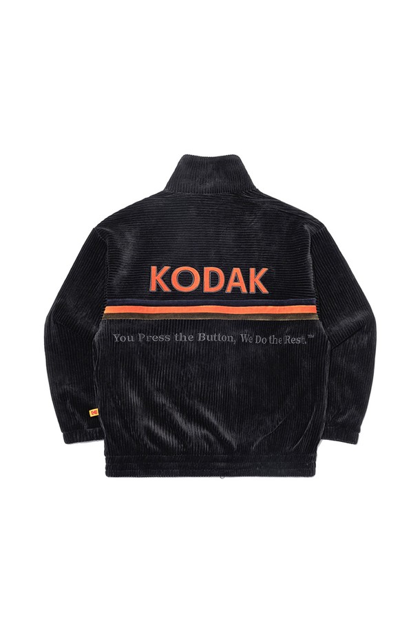 씨네코닥 코듀로이 집업 BLACK은 가을과 겨울, 일상에서 활용하기 좋은 공용 코듀로이 집업 재킷입니다. 부드러운 촉감의 면, 폴리에스테르, 레이온, 폴리우레탄 혼방 소재로 제작되어, 두꺼운 두께감과 신축성을 제공합니다. 오버핏으로 캐주얼, 스트리트 스타일을 연출하며, 블랙, 멜란지 그레이, 스카이 블루 세 가지 색상으로 만나볼 수 있습니다. 내구성이 뛰어나 오래 입을 수 있으며, 오버핏 팬츠와 셋업으로 더욱 멋스럽게 연출 가능합니다. 겨울 데일리룩, 동네 마실룩, 여행룩 등 다양한 TPO에 활용해보세요.
