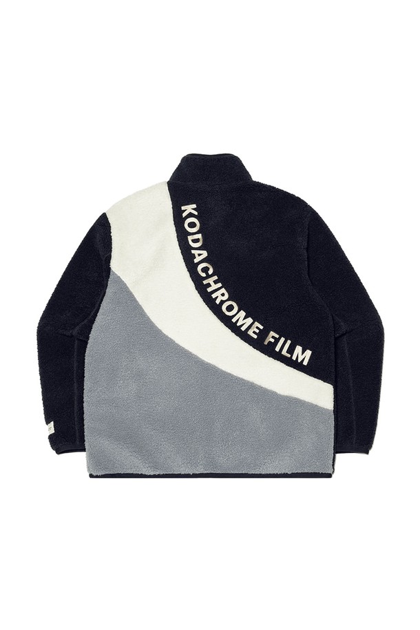 코다크롬 스탠넥 플리스 재킷 네이비는 가을, 겨울 시즌에 활용하기 좋은 플리스 재킷입니다. 톤온톤 컬러 블록 디자인과 코다크롬 필름 아카이브 디자인이 돋보이며, 일상 및 캐주얼 스타일에 적합합니다. 부드러운 안감과 우수한 보온성으로 편안한 착용감을 제공하며, 세미 오버핏으로 트렌디한 스타일을 연출합니다. 네이비와 민트 컬러로 출시되어 다양한 스타일링에 활용할 수 있으며, 가을 나들이룩, 겨울 데일리룩에 제격입니다. 집업 스타일의 긴소매 플리스 재킷으로 캐주얼, 스포티, 미니멀 무드를 즐길 수 있습니다.
