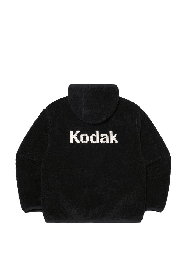 에센셜 후드 플리스 재킷 BLACK은 캐주얼, 스포티, 미니멀 스타일을 추구하는 분들을 위한 후드 플리스 재킷입니다. 공용으로 착용 가능하며, 가을과 겨울에 따뜻하게 입을 수 있습니다. 부드러운 촉감의 폴리에스테르 플리스 소재로 제작되었으며, 중간 두께감으로 편안한 착용감을 선사합니다. 블랙 컬러에 오버핏으로 디자인되었으며, 로고와 레터링 프린트가 특징입니다. 일상, 여행, 겨울 데일리룩에 활용하기 좋은 아이템입니다. 집업 스타일로 간편하게 입고 벗을 수 있으며, 립 소매단과 밑단, 바디 포켓 구조로 실용성을 더했습니다.
