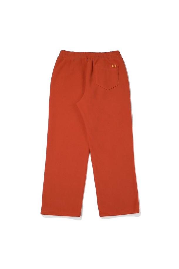 마이크로플리스 소재의 부드러운 촉감이 돋보이는 세미와이드핏 스트링 조거 팬츠입니다. 오렌지, 밀란지그레이, 네이비 세 가지 컬러로 출시되어 취향에 맞게 선택할 수 있습니다. 아웃도어 활동은 물론 일상에서도 편안하게 착용 가능한 실용적인 아이템입니다. 캐주얼, 스포티, 미니멀 스타일을 모두 소화하며, 가을/겨울 시즌 보온성을 책임집니다. 허리 스트링과 로고 포인트로 디자인적인 완성도를 높였습니다.
