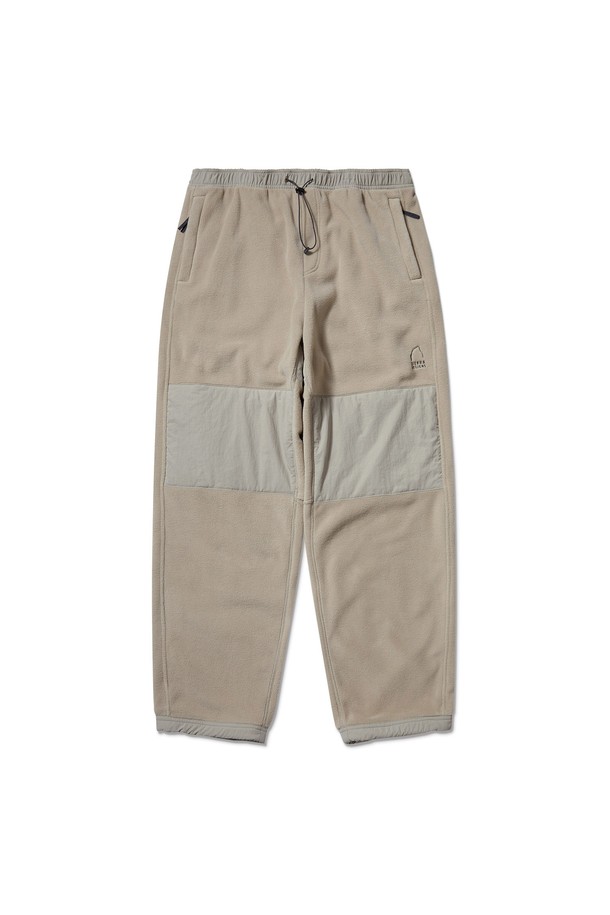 폴라텍 200 사프 (SAPPH) 인슐레이션 팬츠 (세미와이드핏) BEIGE는 아웃도어 활동과 일상생활 모두에 적합한 방한 바지입니다. 가을, 겨울 시즌에 착용하기 좋으며, 스포티하고 캐주얼한 스타일을 연출할 수 있습니다. 베이지 컬러의 세미와이드핏 긴바지로, 폴리에스터와 나일론 혼방의 겉감과 프리마로프트 골드 인슐레이션 안감을 사용하여 보온성을 높였습니다. 뛰어난 방수, 방풍, 경량 기능과 부드러운 촉감이 특징이며, 하이브리드 구조와 폴라텍 플리스 소재로 제작되어 편안한 착용감을 제공합니다. 겨울 데일리룩, 캠핑룩, 등산룩 등 다양한 스타일에 활용하기 좋은 제품입니다.
