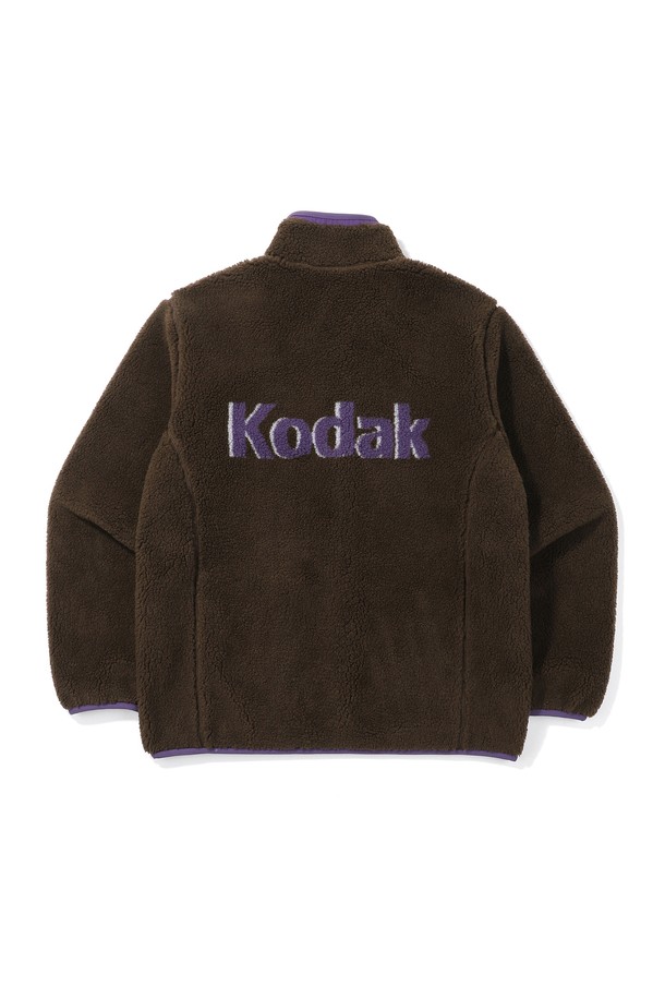 에센셜 스탠넥 플리스 재킷 BROWN은 남성을 위한 캐주얼하고 스포티한 스타일의 플리스 자켓입니다. 가을과 겨울에 적합하며, 부드러운 촉감의 플리스 소재로 제작되었습니다. 스탠드 넥 라인과 지퍼 포켓 디테일이 특징이며, 세미 오버핏으로 편안하게 착용 가능합니다. 무지 디자인의 브라운 컬러로, 가을 나들이룩과 겨울 데일리룩에 미니멀하게 매치하기 좋습니다. 긴 소매와 중간 두께감으로 간절기부터 겨울까지 따뜻하게 활용할 수 있습니다.
