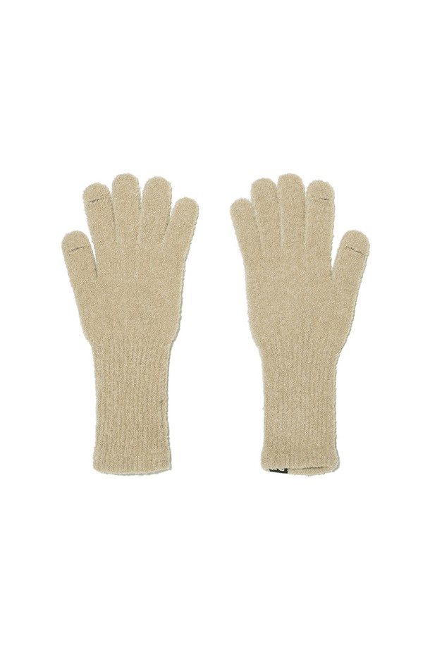 **폰터치 손가락 장갑 BEIGE**는 부드러운 부클 촉감의 니트 소재로 제작되어 겨울철 데일리룩에 따뜻함을 더해주는 유니섹스 장갑입니다. 베이직한 스타일의 베이지 컬러로, 다양한 의상에 자연스럽게 매치할 수 있습니다. 손가락 부분의 핑거홀 디자인으로 실용성을 높였으며, 터치스크린 기능을 지원하여 스마트 기기 사용에도 편리합니다. 아크릴, 나일론, 모, 폴리에스터, 폴리우레탄 혼방으로 제작되어 보온성과 착용감을 동시에 만족시킵니다. FREE 사이즈로 제작되어 누구나 편안하게 착용할 수 있습니다.
