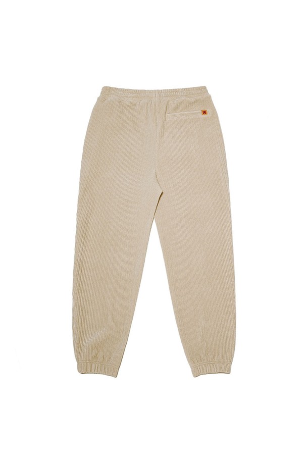 씨네코닥 코듀로이 레귤러핏 조거 팬츠 베이지는 부드러운 촉감과 스트레치성이 돋보이는 조거 팬츠입니다. 가을, 겨울 시즌에 적합하며, 폴리에스터와 폴리우레탄 혼방 소재로 제작되어 편안한 착용감을 선사합니다. 베이직하고 캐주얼한 스타일로, 다양한 상의와 매치하여 데일리룩, 산책룩, 집콕룩 등 다양한 TPO에 활용할 수 있습니다. 레귤러핏과 조거핏의 조화로 세련된 실루엣을 연출하며, 코듀로이 소재 특유의 따뜻한 분위기를 더합니다. 비침 걱정 없이 편안하게 착용 가능한 실용적인 아이템입니다.
