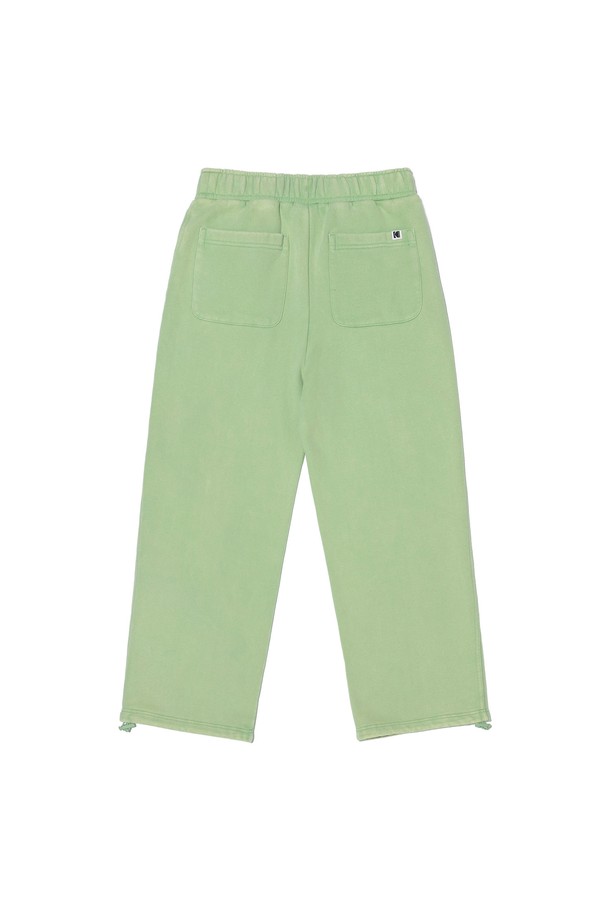 레인보우 세미오버핏 스노우워싱 기모 스트링 조거 팬츠는 부드러운 촉감의 면, 폴리에스테르 혼방 소재로 제작되어 겨울철에도 따뜻하게 착용할 수 있습니다. 캐주얼한 무드의 세미오버핏에 스노우워싱 기법과 레인보우 패턴을 더해 유니크한 스타일을 연출합니다. 허리 스트링으로 사이즈 조절이 용이하며, 스트레이트 또는 조거 스타일로 연출할 수 있어 활용도가 높습니다. 겨울 데일리룩, 집콕룩, 산책룩 등 다양한 TPO에 매칭하기 좋으며, 캐주얼, 미니멀, 스트리트 스타일을 즐겨 입는 분들께 추천합니다. 그린, 네이비, 핑크 세 가지 컬러로 만나보세요.
