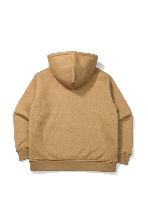 브라우니 세미오버핏 라이트웜 기모 후드 BEIGE는 부드러운 촉감의 기모 안감으로 따뜻함을 더한 겨울 후드티셔츠입니다. 베이지, 민트, 네이비 세 가지 색상으로 출시되었으며, 캐주얼 및 스포티한 스타일을 연출하기 좋습니다. 양털 외관의 후드 포인트와 브라우니 카메라에서 영감을 받은 디자인이 특징입니다. 가벼운 착용감으로 겨울 데일리룩, 집콕룩, 산책룩 등 다양한 TPO에 활용 가능합니다. 세미오버핏으로 편안하게 착용할 수 있으며, 레이온, 폴리에스터, 나일론 혼방 소재로 제작되었습니다.
