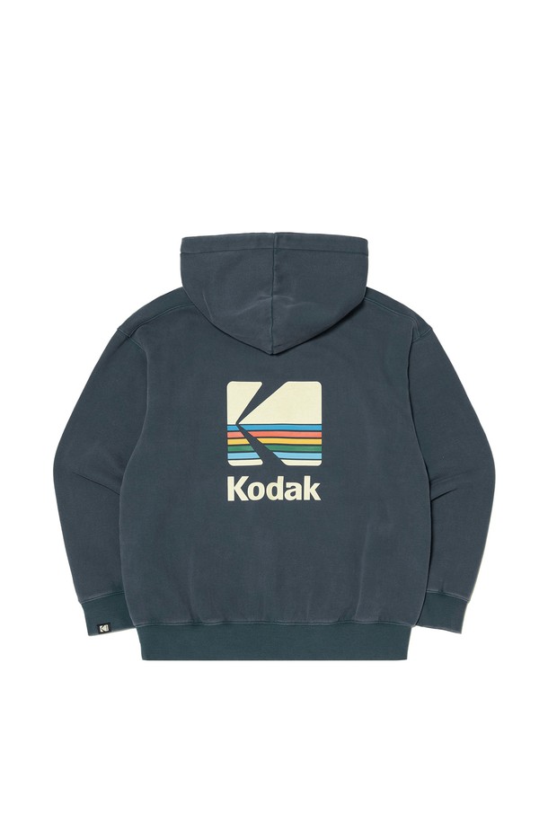 네이비 컬러의 레인보우 세미오버핏 스노우워싱 기모 후디입니다. 부드러운 촉감과 두꺼운 두께감으로 뛰어난 보온성을 제공하며, 기모 안감 처리가 되어 더욱 따뜻하게 착용할 수 있습니다. 캐주얼, 스포티, 미니멀 스타일을 연출하기 좋으며, 일상, 스포츠 활동은 물론 겨울 데일리룩, 집콕룩, 산책룩으로도 활용하기 좋습니다. 스노우워싱 가공과 레인보우 시그니처 패키지 디자인이 특징이며, 신축성 또한 우수합니다. 긴 소매와 후드 디자인으로 편안하면서도 스타일리시한 겨울 패션을 완성해보세요.
